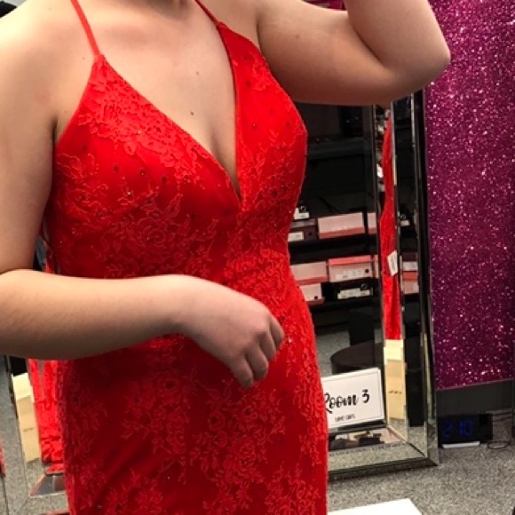 I’m selling because I never wore the dress. - Picture 3 of 3